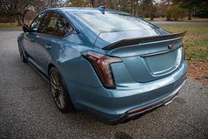 Cadillac CT5-V Blackwing 2024 au look épuré, un moteur V8 suralimenté de 6,2 L avec 668 ch et 659 lb-pi de couple - Product Image 3