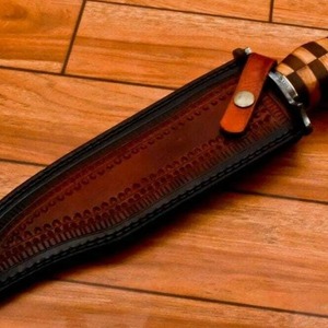 Couteau Bowie fait à la main avec lame en acier damas manche en bois de rose Couteaux de camping OEM personnalisables Prix bas avec gaine en cuir. - Product Image 6