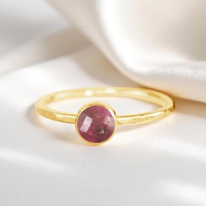 Anillo de piedras preciosas de rubí facetado redondo de banda martillada Vermeil Eternity de Plata de Ley 925, joyería fina a granel al por mayor - Product Image 1