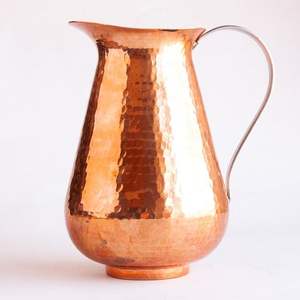 Pichets à lait et à eau en cuivre de conception classique avec poignée et couvercle détails exquis pour une esthétique rustique - Product Image 4