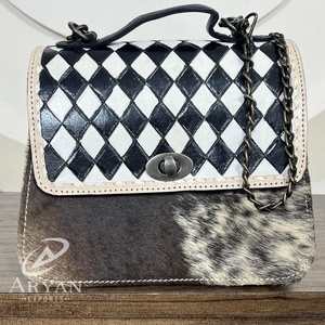 Bolso Bandolera Cruzado de Cuero Vacuno Hecho a Mano con Patrón a Cuadros, Bolso de Hombro de Piel con Pelo y Correa de Cadena, Elegante y Duradero - Product Image 1