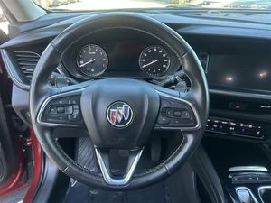 Propre utilisé 2023 Buick Envision Essence FWD avec roues en alliage sièges en cuir Navigation siège chauffant démarrage à distance toit ouvrant - Product Image 3