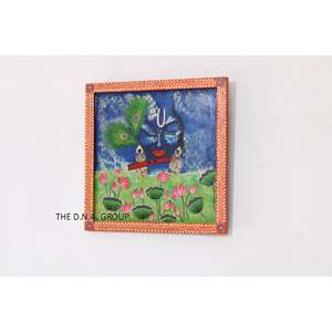 Panneau Radha Krishna en bois peint à la main conçu et fabriqué de manière complexe - Product Image 2