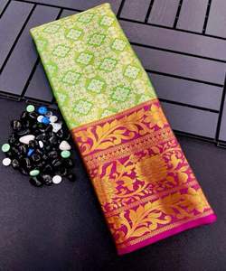 Lxquisite Satin Saree avec des embellissements de perles, ajoutant de la sophistication aux occasions festives. VÊTEMENTS VÊTEMENTS - Product Image 4