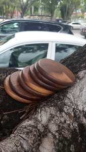 ที่รองแก้วไม้ทรงกลมสีธรรมชาติแบบชนบทที่รองแก้วกาแฟสไตล์นอร์ดิกที่กำหนดเองทำด้วยมือโดย HWC - Product Image 2