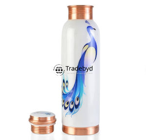 Botella de cobre Premium Elegantemente elaborada por Tradebyd para estilos de vida sofisticados y bienestar holístico - Product Image 3