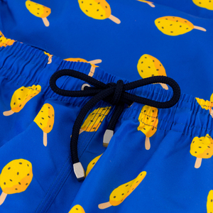 กางเกงว่ายน้ำชายลายโลโก้สั่งทำพิเศษ คุณภาพเยี่ยม ผลิตจากโพลีเอสเตอร์ 100% แห้งเร็ว ไม่ถักทอ เป็นมิตรกับสิ่งแวดล้อม พิมพ์ลายดิจิทัลสองด้าน - Product Image 3