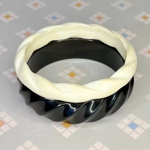 กำไลข้อมือเรซินประดับด้วยเครื่องประดับสไตล์ชนเผ่าที่ประณีตสำหรับผู้หญิงที่ถูกประดิษฐ์ขึ้นอย่างเชี่ยวชาญโครงสร้างขนนกจากอินเดีย - Product Image 1