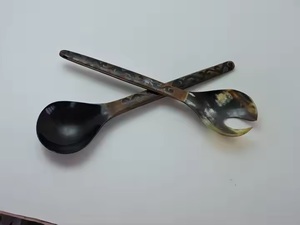 Juego de servidor de ensalada de cuerno de búfalo ecológico hecho a mano, apto para lavavajillas, tamaño y logotipo personalizables, herramientas de ensalada populares de la India - Product Image 3
