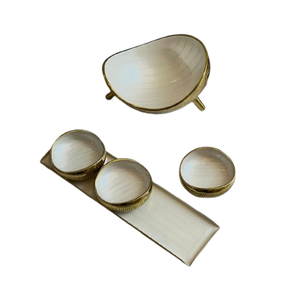 Plat de service moderne en aluminium finition or, écologique, de qualité alimentaire, facile à nettoyer, personnalisé, pour la maison, les hôtels, les fêtes et les repas. - Product Image 2