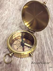 Brújula Náutica de Latón Hecha a Mano, Buscador de Dirección Tradicional para Navegación, Recuerdo de Viaje de Aventura para Exploradores - Product Image 3