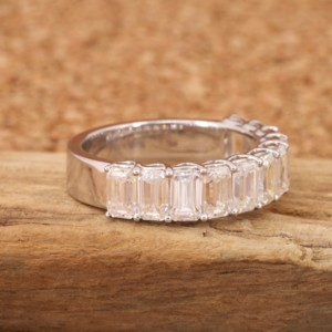 Anillo de diamante cultivado en laboratorio de oro de 18 quilates de lujo Corte Esmeralda VVS2 E Color IGI Certificado Ético Sostenible Proveedor mayorista - Product Image 1