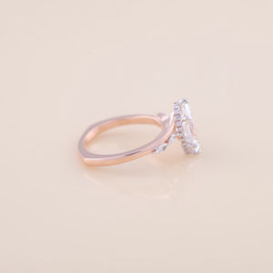 Anillo de Compromiso con Diamante Cultivado en Laboratorio de Corte Marquesa de 1.30CT |   Anillo de Oro Blanco y Amarillo de 9K con Certificado IGI, Chapado en Rodio - Product Image 2