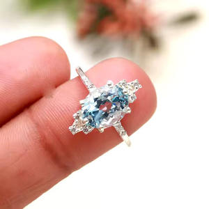 Bague de fiançailles classique tendance pour femme en argent sterling 925 avec topaze bleue solide taille brillant et sertissage à griffes plaqué or - Product Image 2