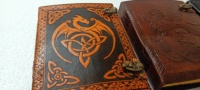 Journal en cuir gaufré dragon fabriqué à la main en agate sur mesure conçu pour combiner avec flair artistique. Idéal pour les cadeaux