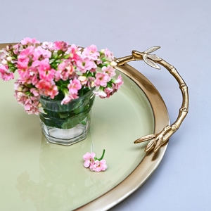 Bandeja de Servicio Moderna Ovalada de Metal Dorado Fundido con Base de Esmalte de Color y Asas de Hojas, Bandeja Decorativa para Decoración del Hogar y Exhibición en Mesa - Product Image 5