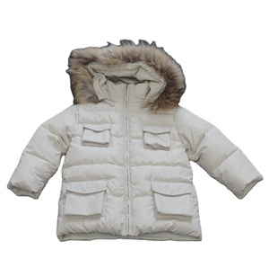 Chaqueta acolchada de poliéster a prueba de viento con capucha de piel desmontable con cierre de cremallera - Product Image 1