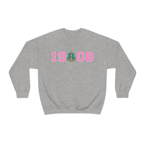 Sudadera con cuello redondo AKA 1908 Year Crest, gris jaspeado con letras griegas estilo chenilla en rosa y verde, estilo pullover para hermandad. - Product Image 1