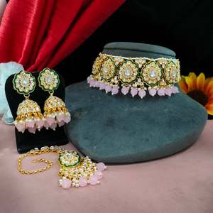 Ensemble de tour de cou suspendu Kundan et perles avec tour de cou Maang Tikka assis confortablement autour du cou, parfait pour les mariages, les occasions festives - Product Image 4