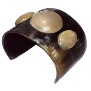 Article fait main par des artisans indiens Boutons de manchette et bracelet en corne de buffle fabriqués par l'artisanat du croissant - Product Image 3