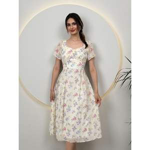 Vestido de Crepé Transpirable 2134 con Cuello Cuadrado, Cintura Natural y Diseño Estampado - Product Image 3