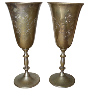 Verres à gobelets en laiton de style vintage avec finition gravée, parfaits pour les ustensiles de cuisine et les verres de table élégants - Product Image 1