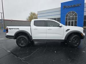 Ford Ranger Raptor SuperCrew 2024 USADO, 4x4, Volante a la Izquierda, Interior Oscuro, Asientos de Cuero, Neumáticos R19, Automático - Product Image 3