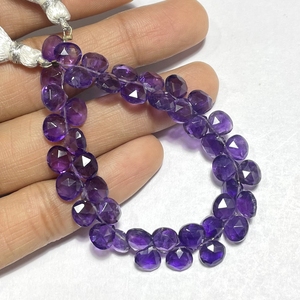 Cuentas de Briolette con forma de corazón facetado de amatista, cuentas de piedras preciosas calibradas de 6MM para uso en joyería - Product Image 1