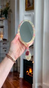 Miroir à main en résine avec finition lisse et brillante, parfait pour un usage quotidien, le maquillage ou des fins décoratives, ajoutant une touche élégante - Product Image 5