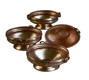 Ensemble de 4 petits bols ronds Gangal en cuivre martelé à la main, décoration d'intérieur traditionnelle, service de table en cuivre, pièce maîtresse - Product Image 1