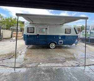 รถพ่วงแคมป์ปิ้งขนาดเล็กทรงหยดน้ำ น้ำหนักเบา ผลิตจากอลูมิเนียมอัลลอย พร้อมห้องอาบน้ำ รองรับการนอนได้ 4 คน สไตล์ทันสมัย เหมาะสำหรับการเดินทางไปยุโรปและอเมริกา - Product Image 2