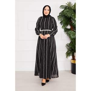 Robe hijab modeste ceinturée à taille détaillée en dentelle noire - Product Image 6