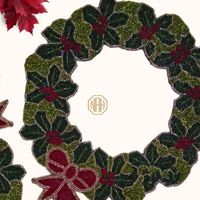 Ensemble de sets de table et sous-verres de Noël faits main, ornés de perles, motif couronne de Noël, avec baies de houx festives et nœud rouge, pour dîner de Noël