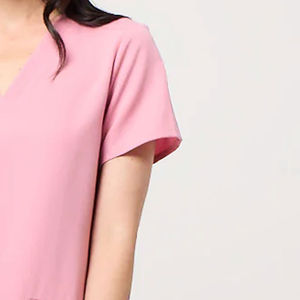 Uniforme de trabajo práctico para doctoras, que ofrece comodidad, flexibilidad, transpirabilidad y un rendimiento diario confiable. - Product Image 6