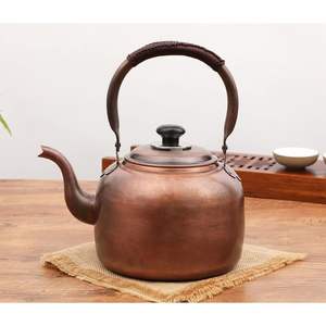 Bouilloire à thé en cuivre de style ancien, ustensile de cuisine traditionnel en métal, parfait pour les cuisines à l'ambiance vintage. - Product Image 4