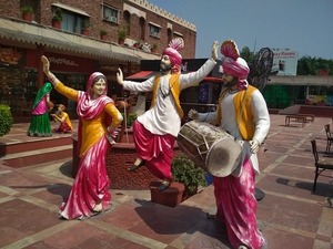 Décor d'entrée de salle de mariage avec FRP Statues Punjabi Décor d'entrée Punjabi Statues en fibre Thème Punjabi Statues en fibre d'entrée - Product Image 4
