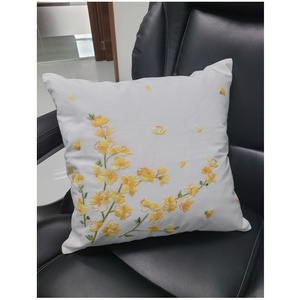 ปลอกโซฟาผ้าลินินสีขาวทรงสี่เหลี่ยมหมอนอิงปักลายดอกไม้สีเหลืองด้วยความร้อน - Product Image 1