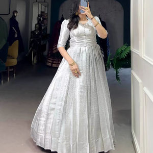 Robe Anarkali traditionnelle avec robe de soirée évasée en soie Jacquard Dupatta pour les mariages indiens et pakistanais et les soirées - Product Image 1