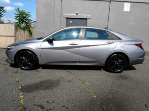 Plata 2024 Hyunda-i Elantra SEL FWD con asientos de cuero Sistema de navegación Arranque remoto Techo solar Android Auto Ruedas de aleación - Product Image 2