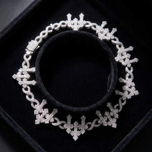 Bracelet de luxe à maillons infinis pavés de diamants, avec fermoir pliant, en or blanc et micro-pavé, bijou sculptural affirmé - Product Image 6