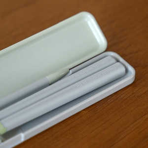 Ensemble de baguettes japonaises élégantes Mon Voisin Totoro, collection framboise, baguettes en plastique jetables avec un design de dessin animé mignon - Product Image 2