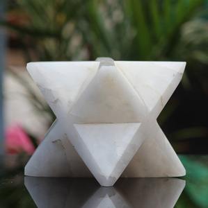 Vente chaude de étoiles Merkaba en quartz clair de 40 à 50 mm, qualité supérieure en gros, sculptures de pierres précieuses sculptées, mascotte Feng Shui - Product Image 1
