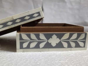 Esta exquisita caja de incrustaciones de hueso floral gris y blanco sirve como una impresionante decoración en sí misma - Product Image 3