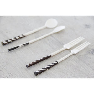 Services de table haut de gamme avec poignées design orange, parfaits pour les réunions de famille, les occasions spéciales et les cadeaux, en provenance d'Inde. - Product Image 3