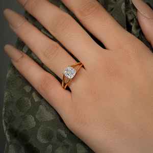 Edición limitada 1Ct IGI Certified VVS Lab Grown Diamond Chapado en oro 925 Silver Split Shank Solitaire Anillo de compromiso para mujeres - Product Image 1