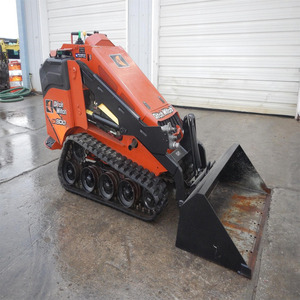 Minicargadora de orugas Ditch Witch SK800 con motor diésel Kubota, PLC, motor de alta eficiencia, bomba de rodamientos y caja de cambios delantera Hurricane - Product Image 1