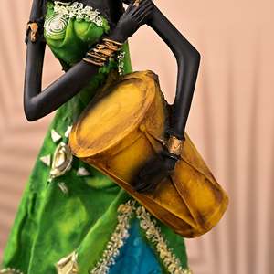 Statue de femme africaine tenant un tambour, en résine multicolore, cadeau pour l'inauguration d'une maison, décoration de table - Product Image 3