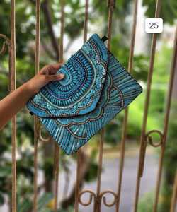 Pochette à pompons Boho pour femme Élégance artisanale idéale pour les mariages, les festivals et les occasions spéciales pour compléter votre look - Product Image 6