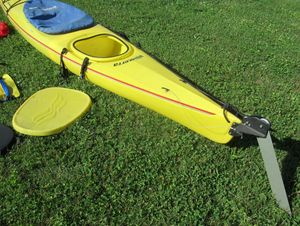 Obtenez votre kayak de mer Aquaterra Spectrum Gouvernail de 15 ', jupe de pulvérisation et casque - Product Image 2