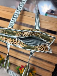 กระเป๋าโท้ทลายเสือคันธา สีเขียว ผ้าฝ้ายลายเสือแบบควิลท์ กระเป๋าโท้ทลายเสือสีเขียว กระเป๋าโท้ทสะพายไหล่ลายเสือ - Product Image 5